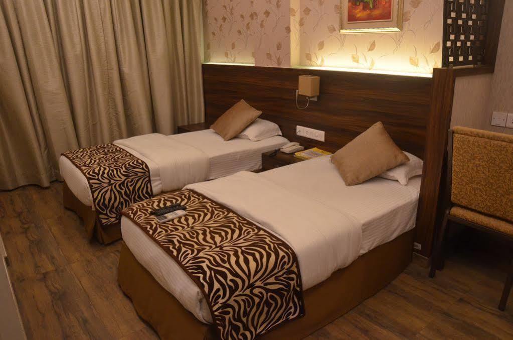 Hostel Mumbai By Maharana Inn Bombaim Exterior foto